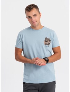 Ombre Clothing Vyriški medvilniniai marškinėliai su spauda ant krūtinės - šviesiai mėlyni V2 OM-TSPT-0167