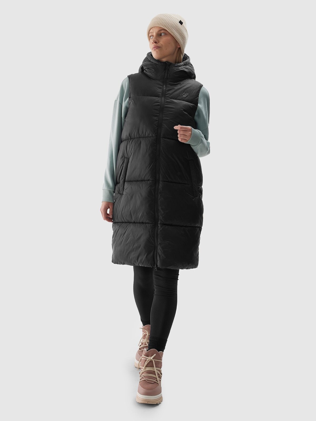 4F Moteriška berankovė dygsniuota striukė su gobtuvu su sintetiniu pūkų kamšalu - juoda