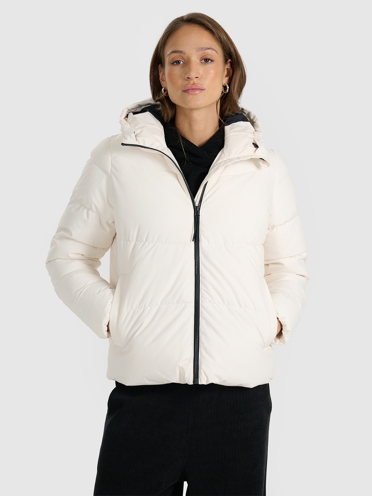 4F Moteriška striukė su sintetiniu pūkų kamšalu - balta