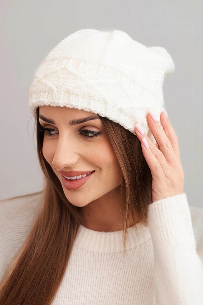 KESI Kepurė vilnonė pintu raštu Kamea – šilumai ir jaukumui žiemos dienomis.