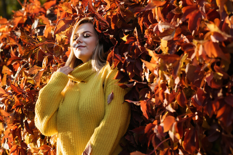 Geltonas moteriškas megztinis